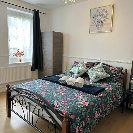 2 Bedroom Flat, 2 Minutes Walk To Bethnalgreen Station, *