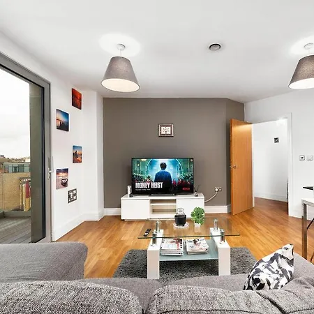 Modern Serviced 3-bedroom Flat In East Londra