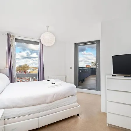 Modern Serviced 3-bedroom Flat In East * Londra
