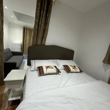 Appartamento 4th Flat With Private Own Bathroom A Luxury Family Setup And Furnished With Double Bed A Double Futon-sofa Bed A Single Futon Bed A Baby Cot And Garden And Free Parking *