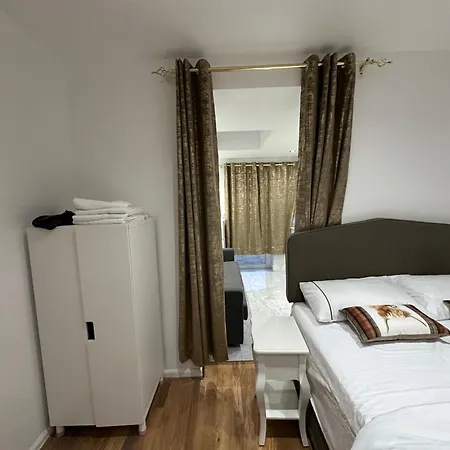 Appartamento 4th Flat With Private Own Bathroom A Luxury Family Setup And Furnished With Double Bed A Double Futon-sofa Bed A Single Futon Bed A Baby Cot And Garden And Free Parking Londra