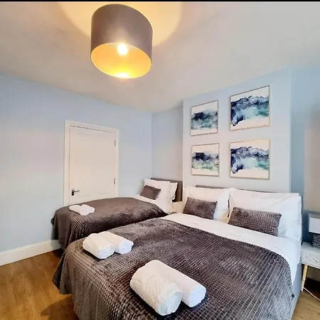 Stylish 2 Bedroom Sleeps 5 - 3 Mins Walk To Mile End Station *