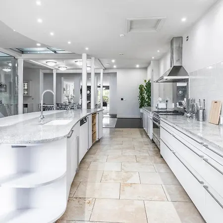 Villa Luxury 10,000 Sq Ft 7-bed Mansion With Indoor Pool *