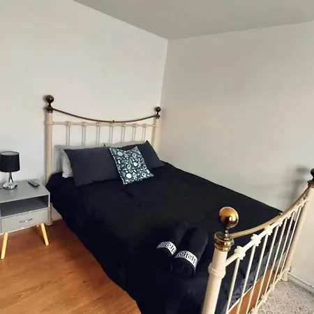 Entire 2 Bedroom House In Hackney Сasa de vacaciones *