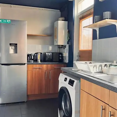 Entire 2 Bedroom House In Hackney Сasa de vacaciones