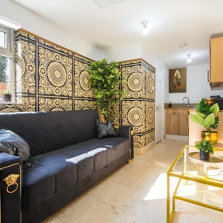 Lux Versace 1 Bed, Hot Tub, Pool Table, Sky Tv London