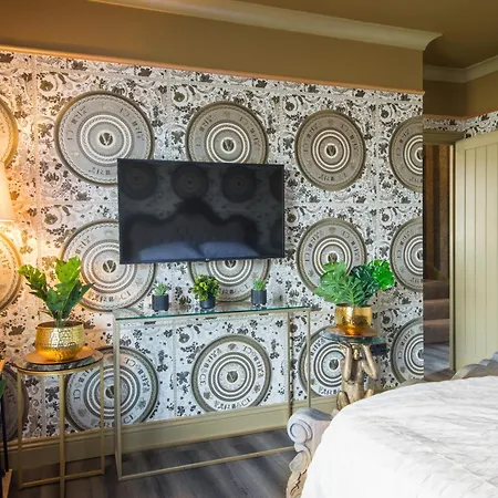 Apartment Lux Versace 1 Bed, Hot Tub, Pool Table, Sky Tv *