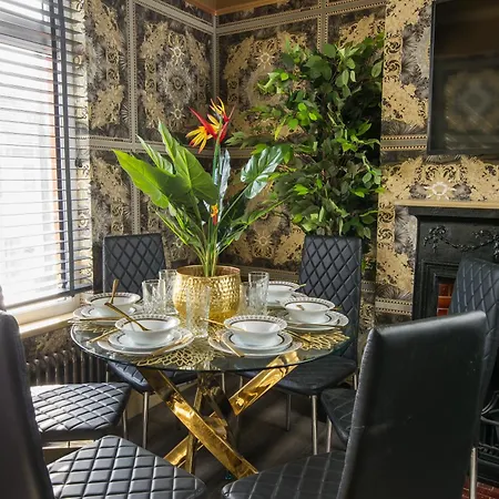 Apartment Lux Versace 1 Bed, Hot Tub, Pool Table, Sky Tv London