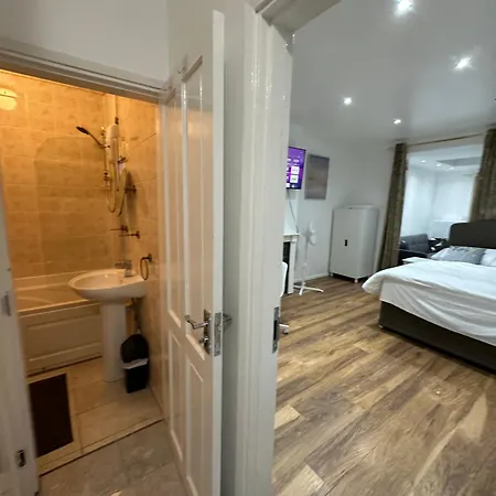 3rd Flat With Private Toilet And Bathroom Setup For Family Enjoyment 134 Keedonwood Road Bromley