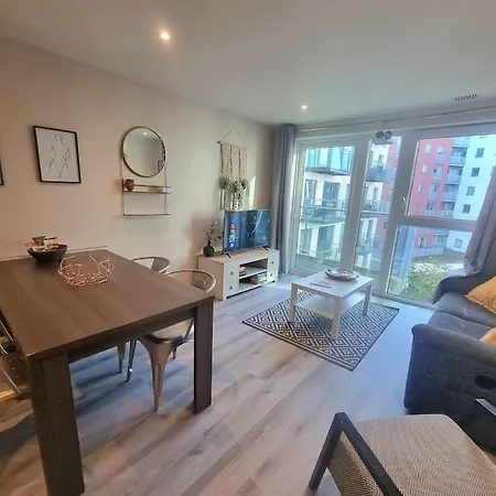2bed 2bath -pool, Balcony, Gym Lift London