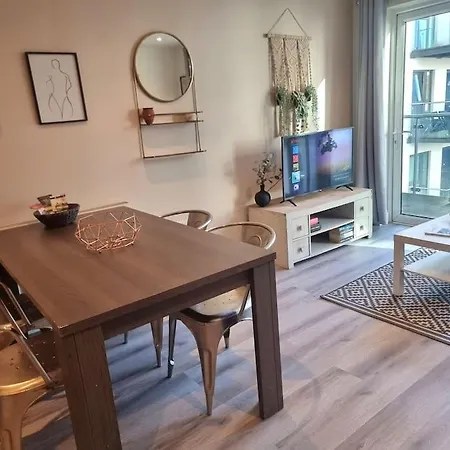 Apartment 2bed 2bath -pool, Balcony, Gym Lift *