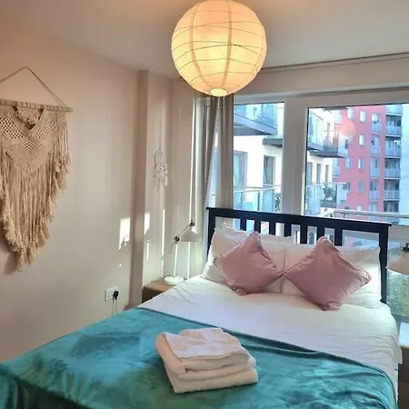 2bed 2bath -pool, Balcony, Gym Lift * London
