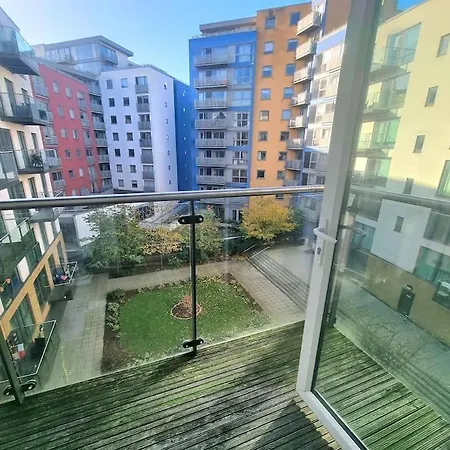 Apartment 2bed 2bath -pool, Balcony, Gym Lift London