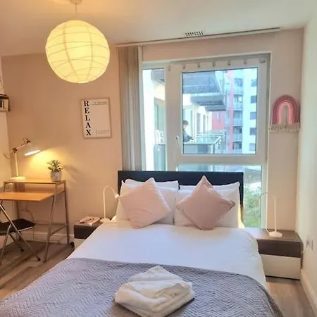 Apartment 2bed 2bath -pool, Balcony, Gym Lift London