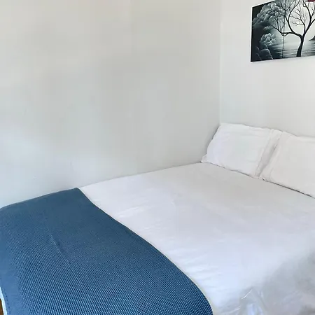 Dalston's Guest house *