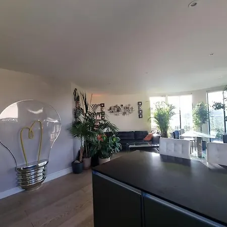 Panoramic Pondview Penthouse Apartment *