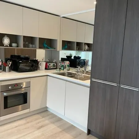 2bed 2bath -pool, Balcony, Gym Lift London