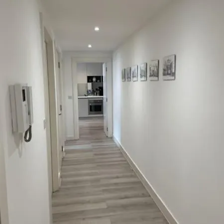 2bed 2bath -pool, Balcony, Gym Lift Apartment London
