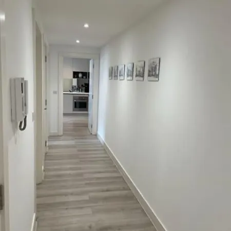 2bed 2bath -pool, Balcony, Gym Lift * London