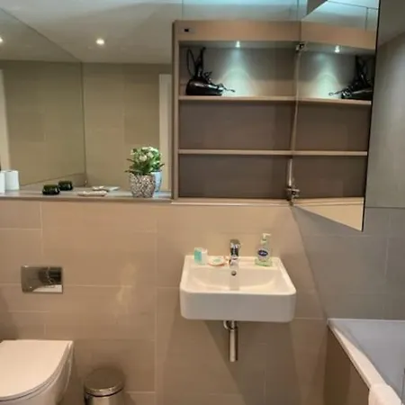 Apartment 2bed 2bath -pool, Balcony, Gym Lift