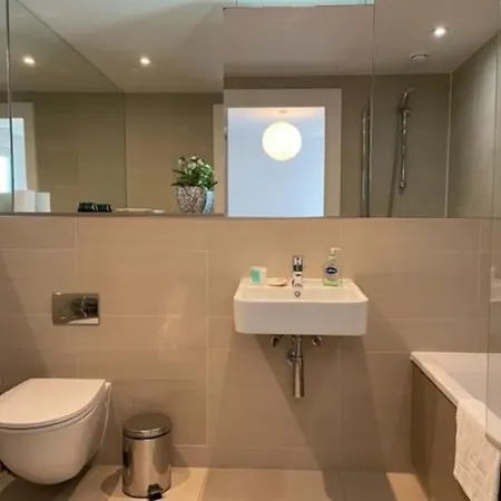 2bed 2bath -pool, Balcony, Gym Lift Apartment London