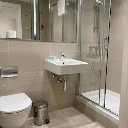 2bed 2bath -pool, Balcony, Gym Lift * London