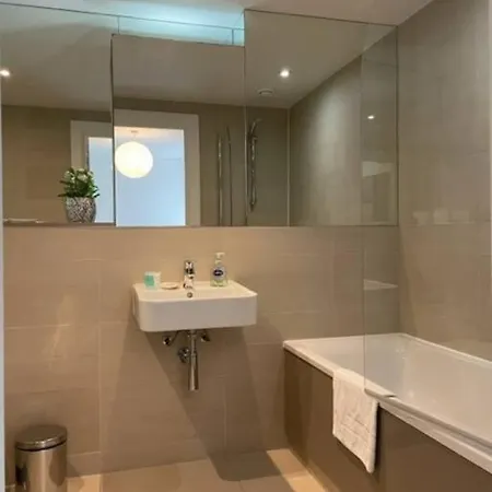 Apartment 2bed 2bath -pool, Balcony, Gym Lift