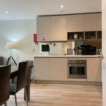 Apartment 2bed 2bath -pool, Balcony, Gym Lift *