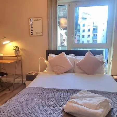 2bed 2bath -pool, Balcony, Gym Lift London