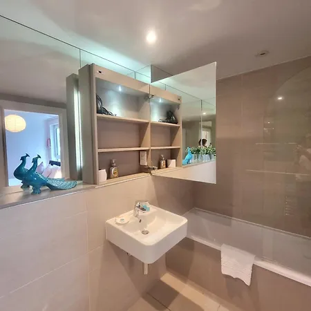 Apartment 2bed 2bath -pool, Balcony, Gym Lift