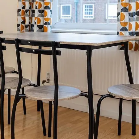 Tranquil 1br In South Bank With Onsite Parking Apartment London