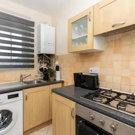 Tranquil 1br In South Bank With Onsite Parking * London