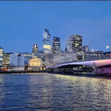 Tranquil 1br In South Bank With Onsite Parking London