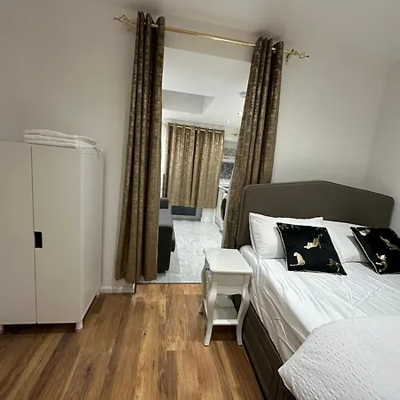 Appartamento 4th Flat With Private Own Bathroom A Luxury Family Setup And Furnished With Double Bed A Double Futon-sofa Bed A Single Futon Bed A Baby Cot And Garden And Free Parking Londra