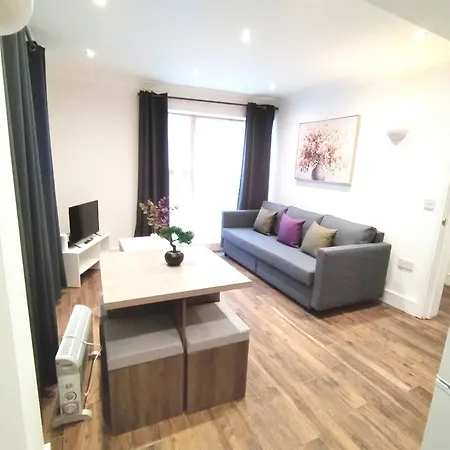 Luxury Near Centre, Near Train Station, E1 Apartment *
