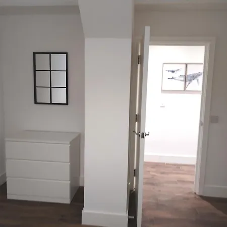 Apartment Luxury Near Centre, Near Train Station, E1 *