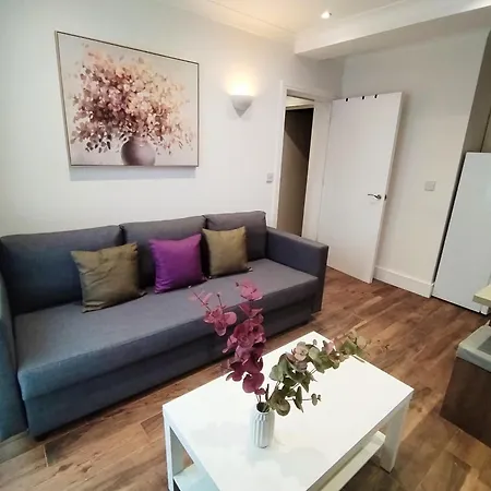 Luxury Near Centre, Near Train Station, E1 Apartment