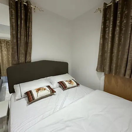 4th Flat With Private Own Bathroom A Luxury Family Setup And Furnished With Double Bed A Double Futon-sofa Bed A Single Futon Bed A Baby Cot And Garden And Free Parking Appartamento