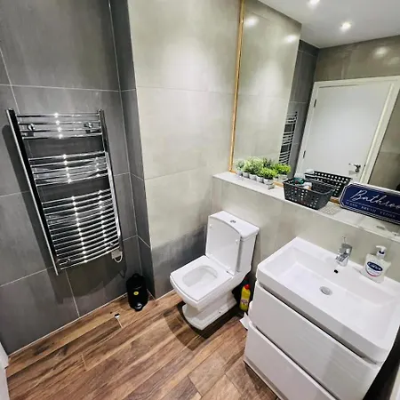 Luxury Near Centre, Near Train Station, E1 Apartment *