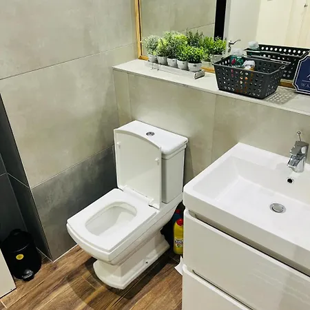 Luxury Near Centre, Near Train Station, E1 Apartment *