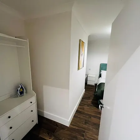 Apartment Luxury Near Centre, Near Train Station, E1 *