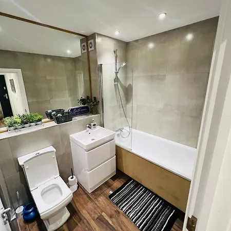 Luxury Near Centre, Near Train Station, E1 Apartment