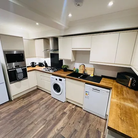 Apartment Luxury Near Centre, Near Train Station, E1 London