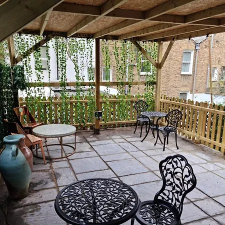 Studio-sleeps 2-garden-30 Min Ldn London