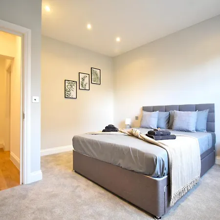 Stunning 2 Bed Apartment *