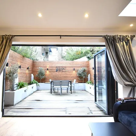 Stunning 2 Bed Apartment *