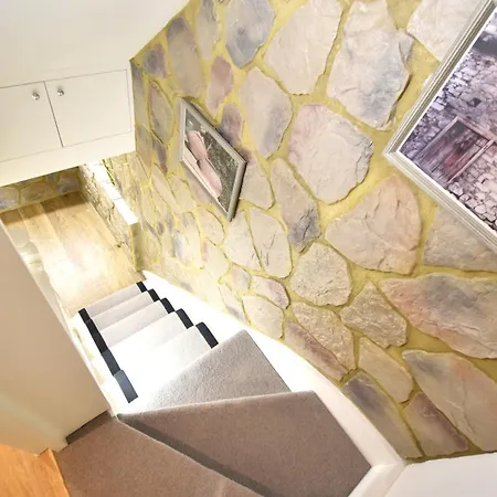 Stunning 2 Bed Apartment *