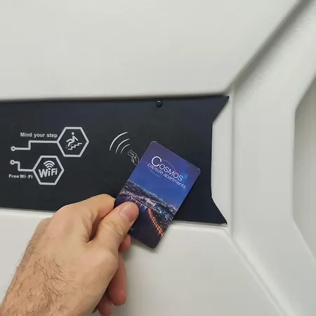 Cosmos Capsule Coworking カプセルホテル ロンドン