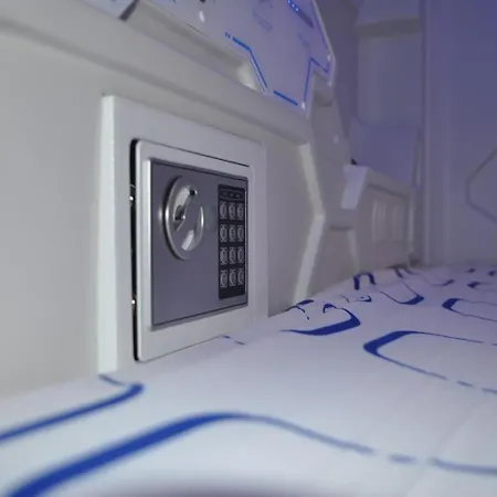 Cosmos Capsule Coworking カプセルホテル *