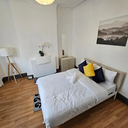 Homestay Family Near Queen Mary College